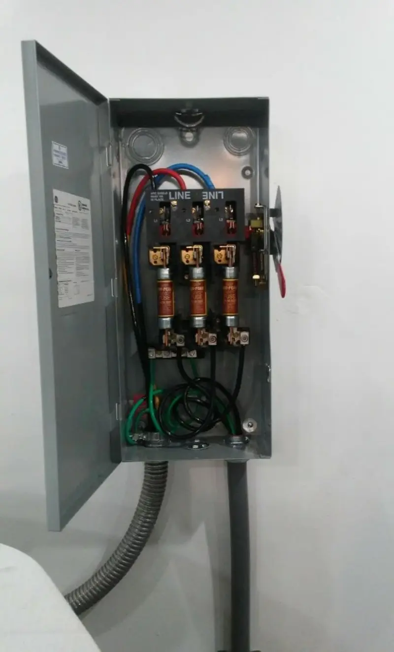 Three-phase disconnect switch installed for Smoke Detector Installation in Planada